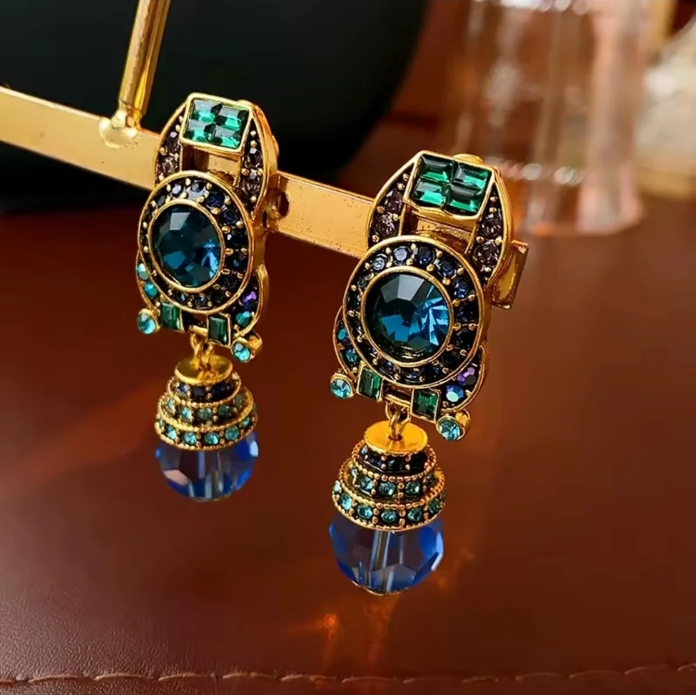 NWT Gorgeous BLUE CRYSTAL DROP EARRINGS. PIERCED OR CLIP ON. - Picture 6 of 7